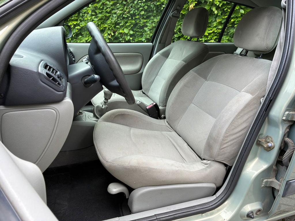 Renault Clio 1.6i 16V Dynamique I Airco I Bluetooth, Auto's, Renault, Voorwielaandrijving, 990 kg, Handgeschakeld, 107 pk