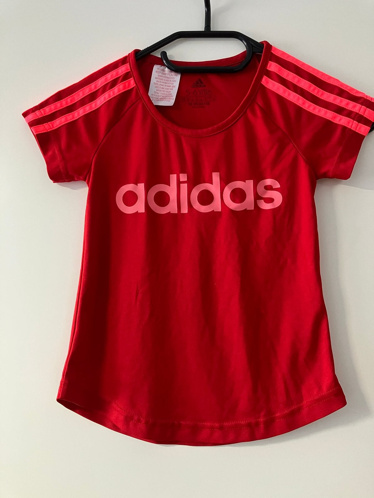 Adidas T-shirt rood maat 116 (5-6 jaar), Kinderen en Baby's, Ophalen of Verzenden, Zo goed als nieuw, Meisje, Shirt of Longsleeve