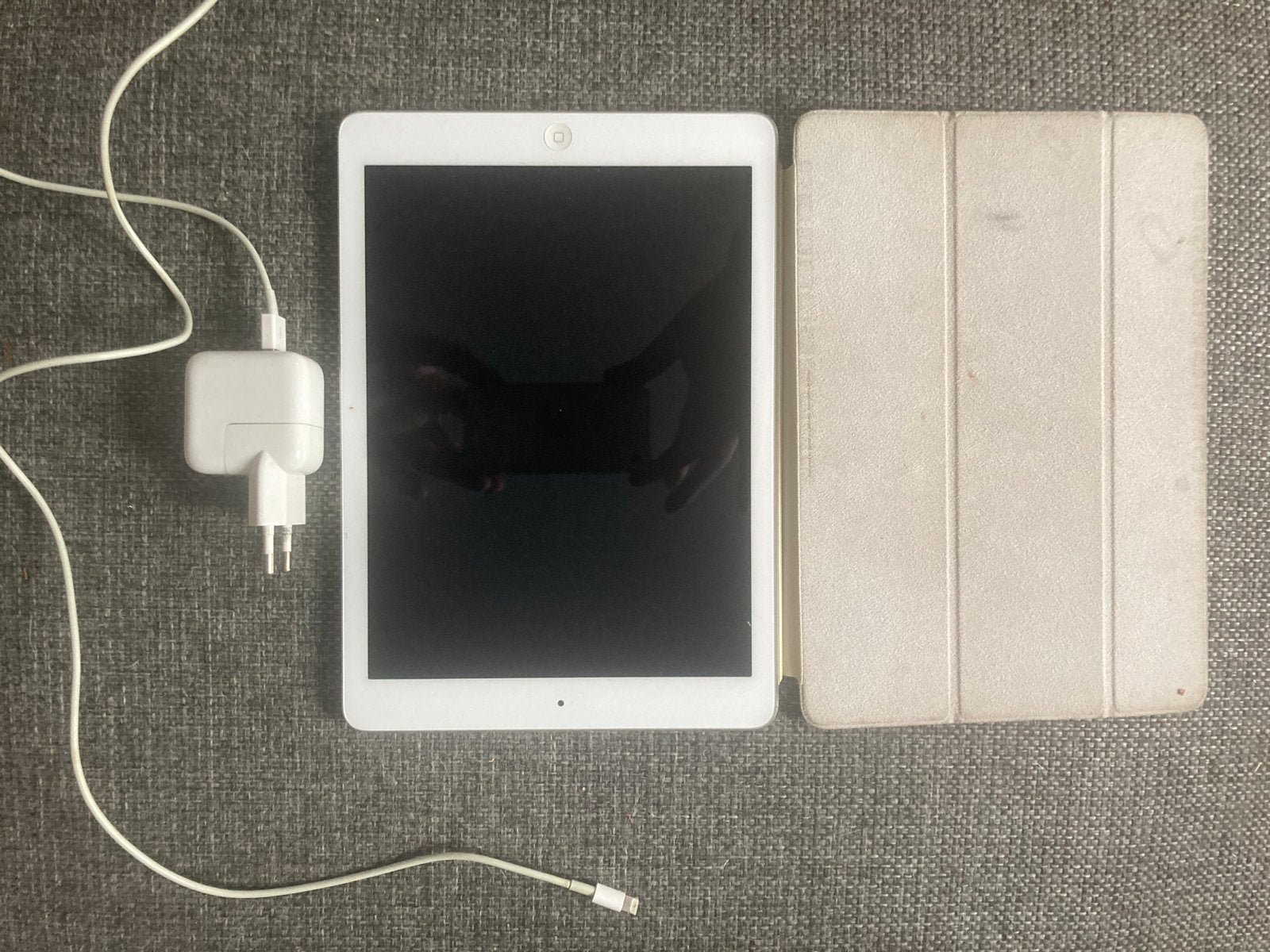 Apple iPad Air 16GB Wi-Fi - Wit/Zilver met oplader en hoes
