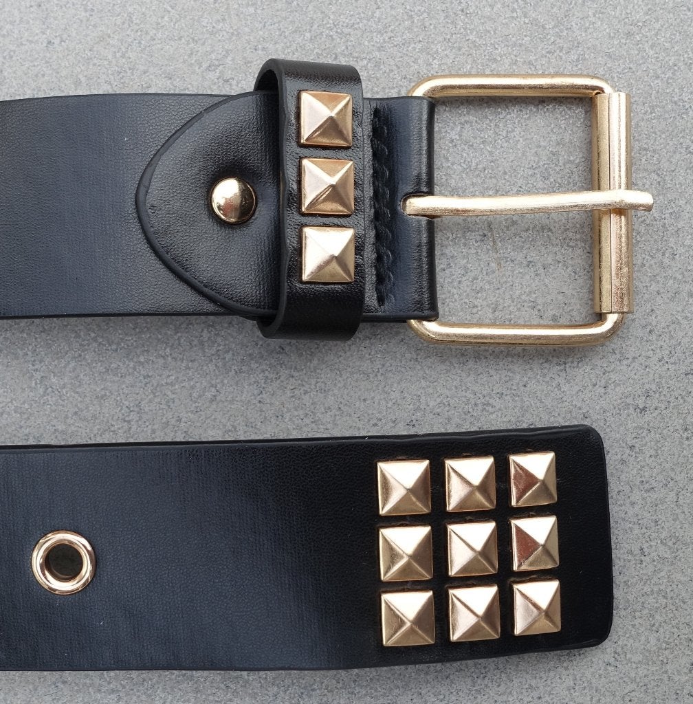 Zwarte riem met goudkleur studs 110 x 3,8 cm - ongebruikt, Zwart, Nieuw, Tailleriem, Ophalen of Verzenden