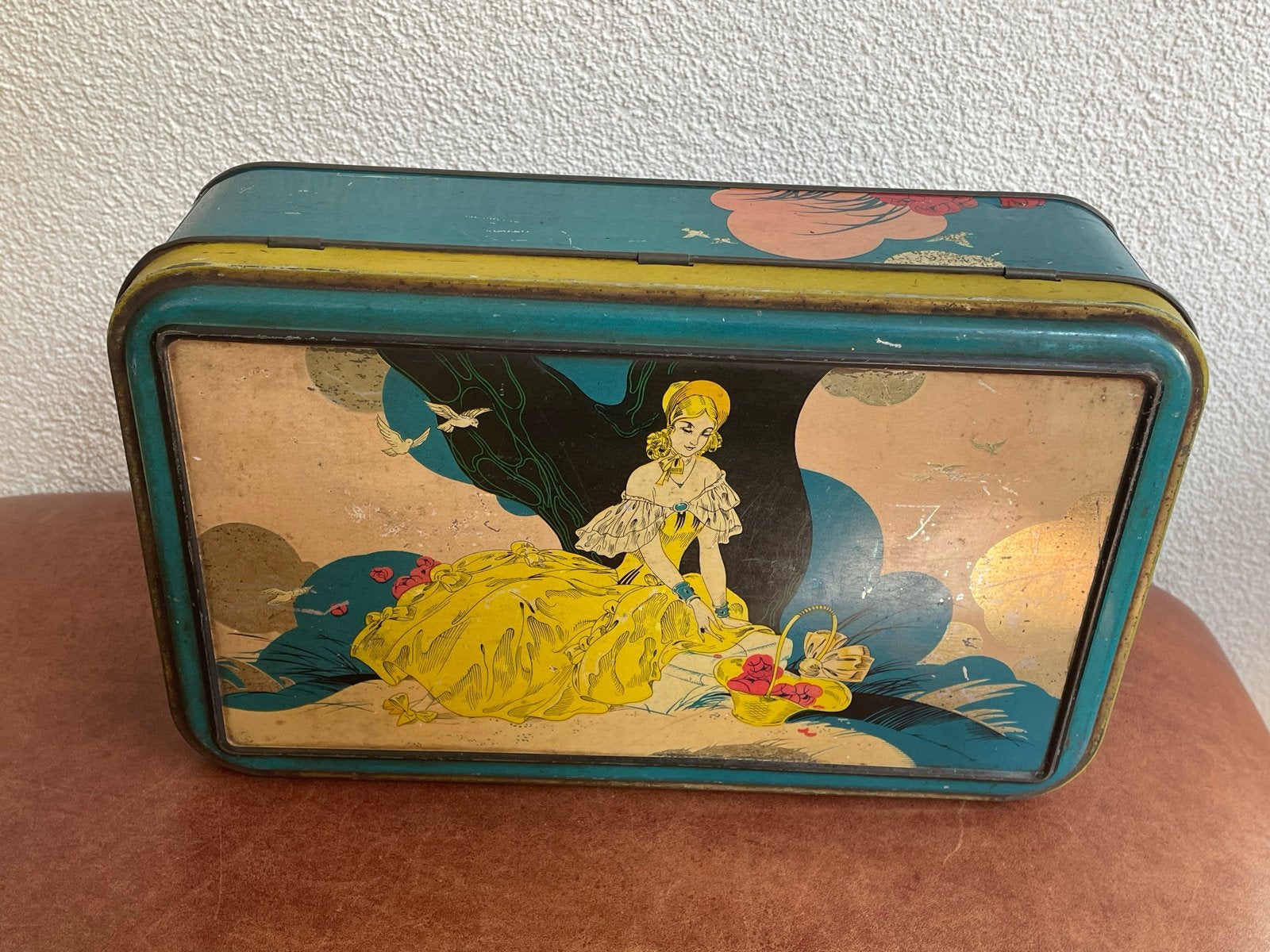 Art deco blik met dame in Victoriaanse jurk, Ophalen of Verzenden, Gebruikt, Overige