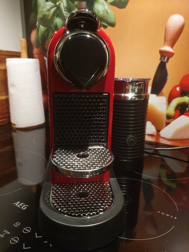 Foto 8 van prachtige kersrode nespresso citiz & milk