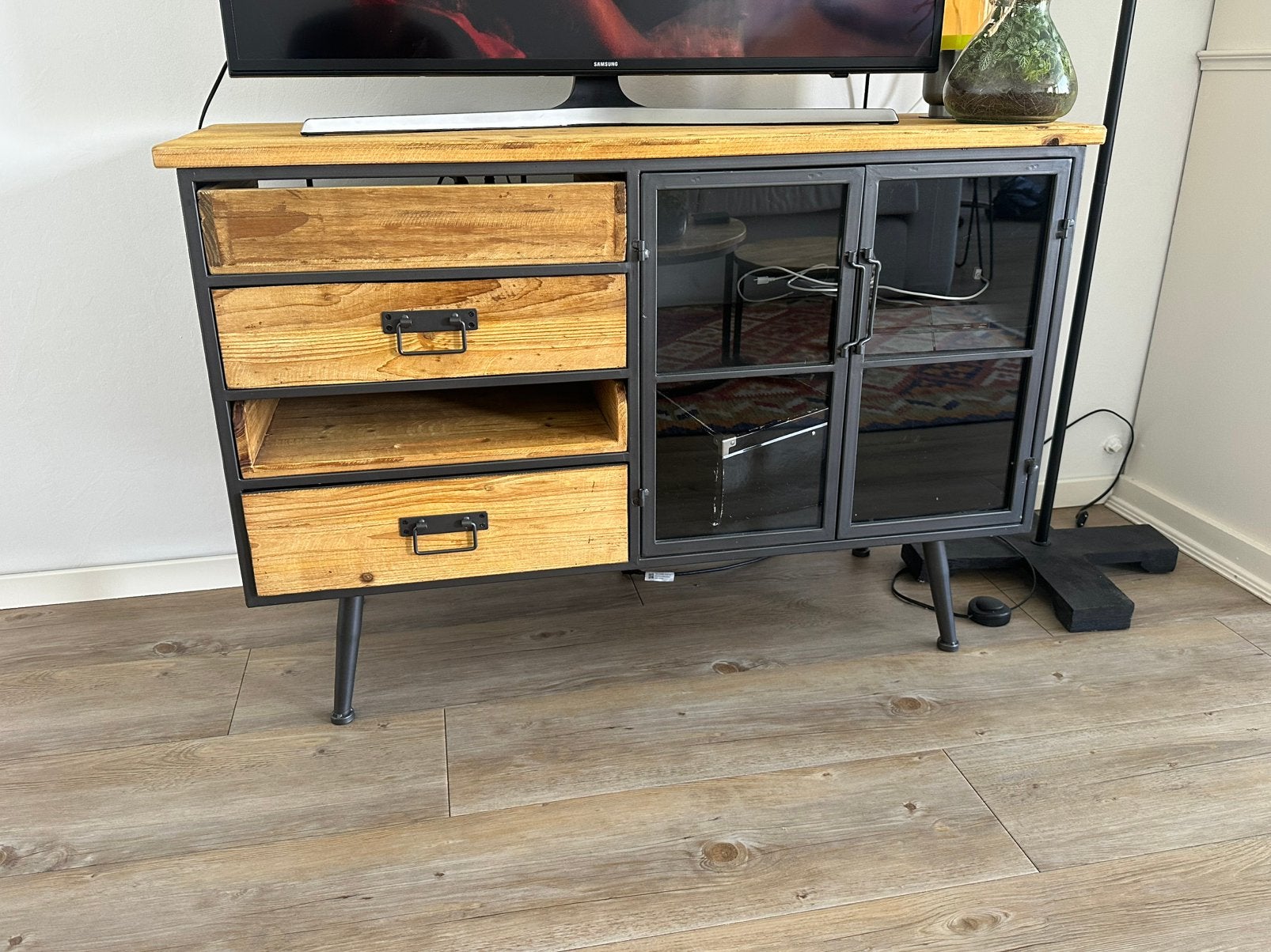 Industrieel TV-meubel met sparrenhout en stalen frame, Ophalen, Zo goed als nieuw, 25 tot 50 cm, Glas
