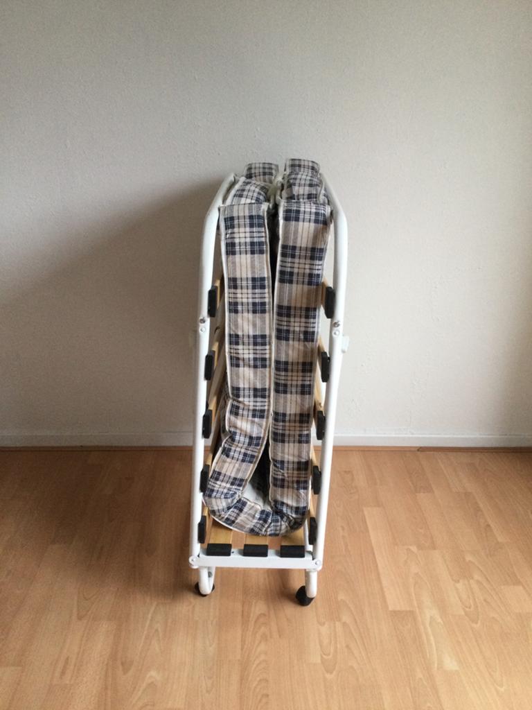 Opklap logeerbed met matras, in goed staat, Huis en Inrichting, Ophalen, Eenpersoons, Wit, 190 cm of minder