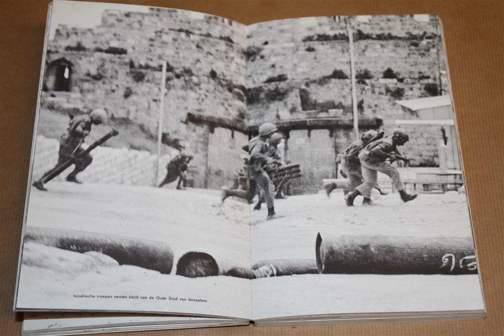 Israël in het geweer. 6-daagse oorlog., Ophalen of Verzenden, Gelezen, Europa