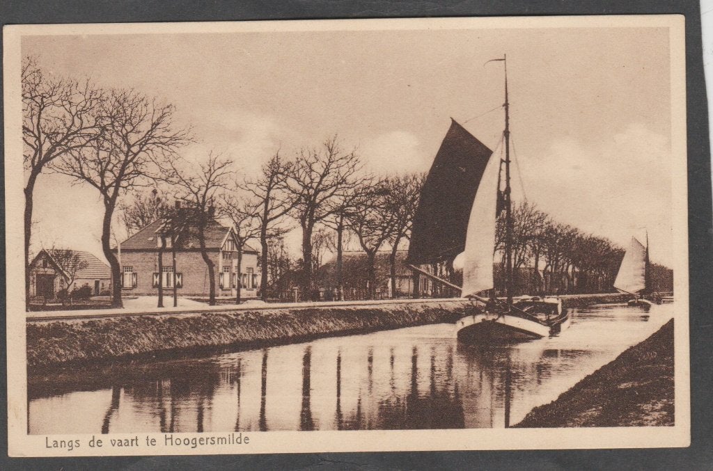 hoogersmilde langs de vaart  met schepen, Verzamelen, Ansichtkaarten | Nederland, Verzenden, 1920 tot 1940, Gelopen, Drenthe