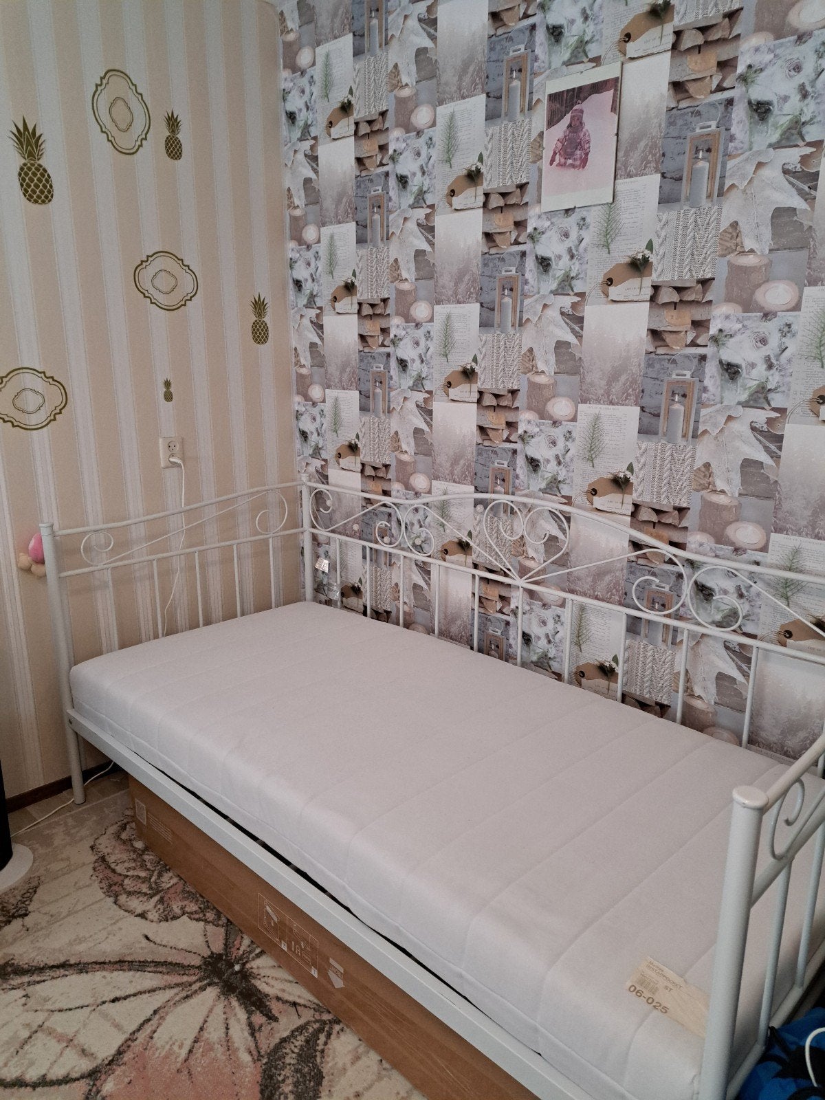 1 PERSOONS BED MET MATRAS IN NIEUWSTAAT., Ophalen, 90 cm, Eenpersoons, Wit