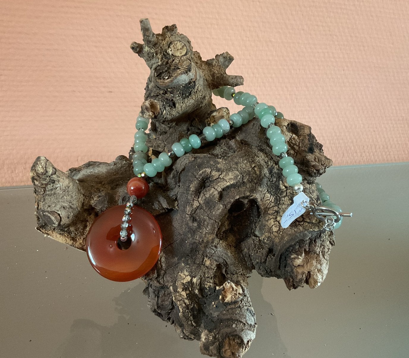 Ketting met groene aventurijn kralen en een carneool hanger, Nieuw, Ophalen of Verzenden, Steen of Mineraal, Met edelsteen