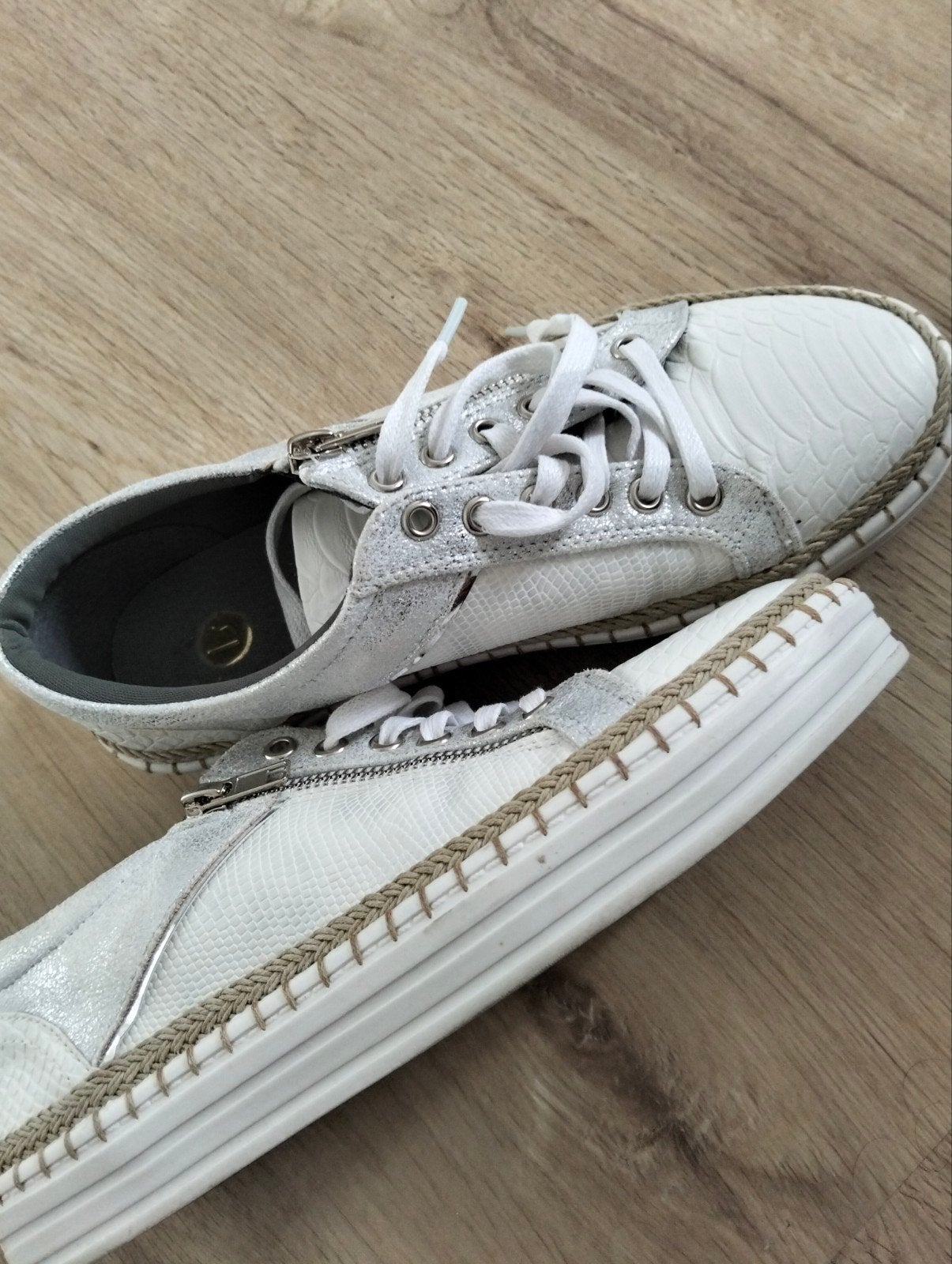 leren dames sneakers instappers in nieuwstaat maat 37, Kleding | Dames, Schoenen, Ophalen, Wit, La Strada, Zo goed als nieuw