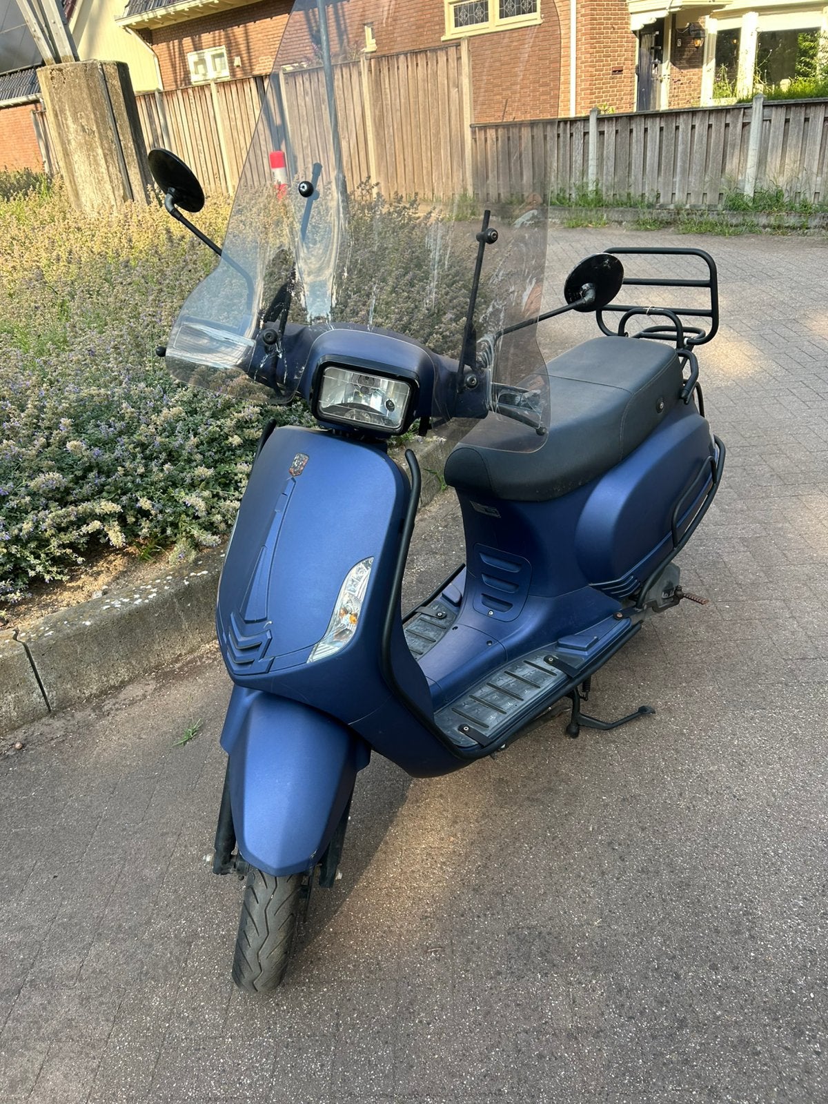 Te koop in nette staat lasiuris 45 km, Ophalen, Zo goed als nieuw, Benzine