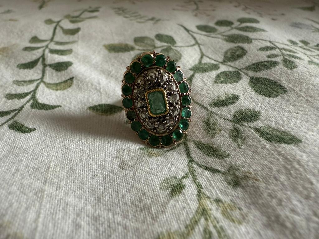 18 Karaat Gouden Antieke ring met Diamant en Smaragd, Ophalen of Verzenden, Zo goed als nieuw, Met edelsteen, Dame