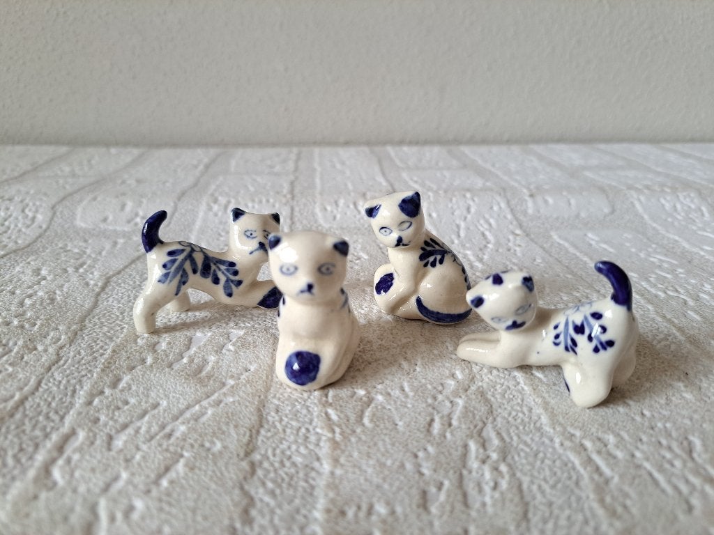 Poesjes Set Blauw Beschilderd Porselein, Poes 3x2x3.5cm, Ophalen of Verzenden, Zo goed als nieuw, Dier