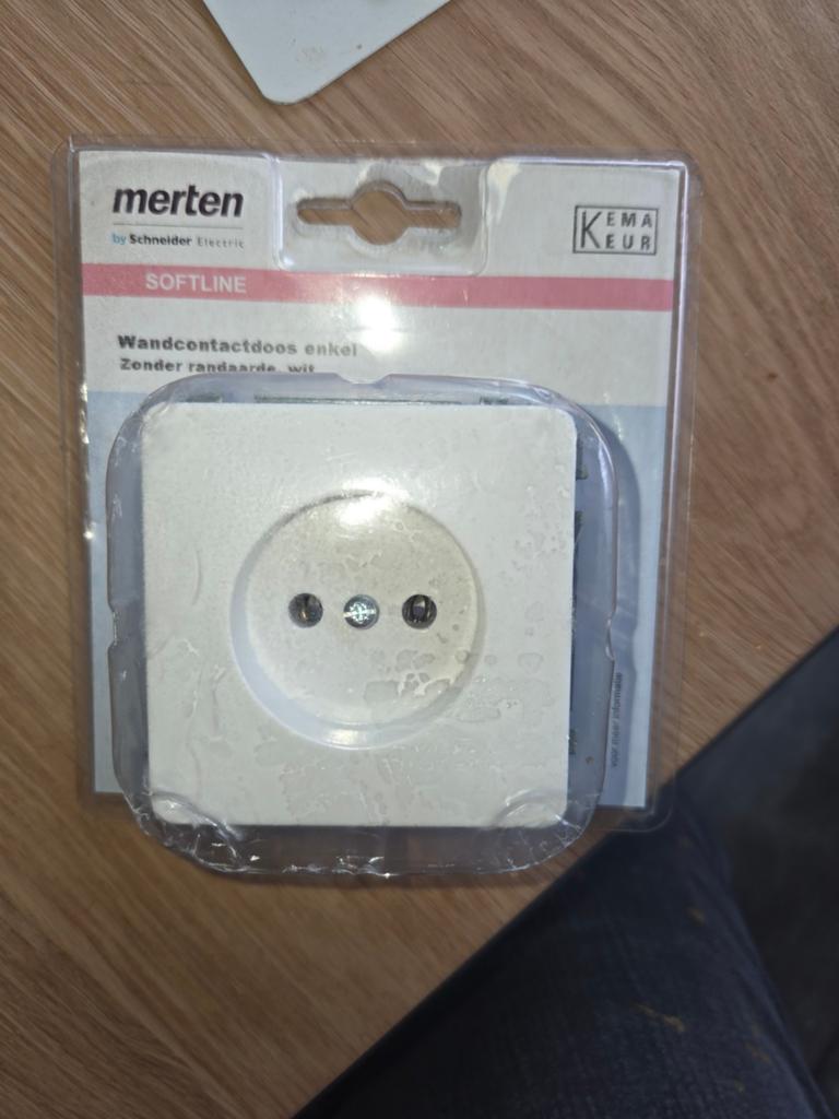 Merten Softline Wandcontactdoos Enkel Zonder Randaarde Wit, Doe-het-zelf en Verbouw, Ophalen of Verzenden, Nieuw, Stopcontact