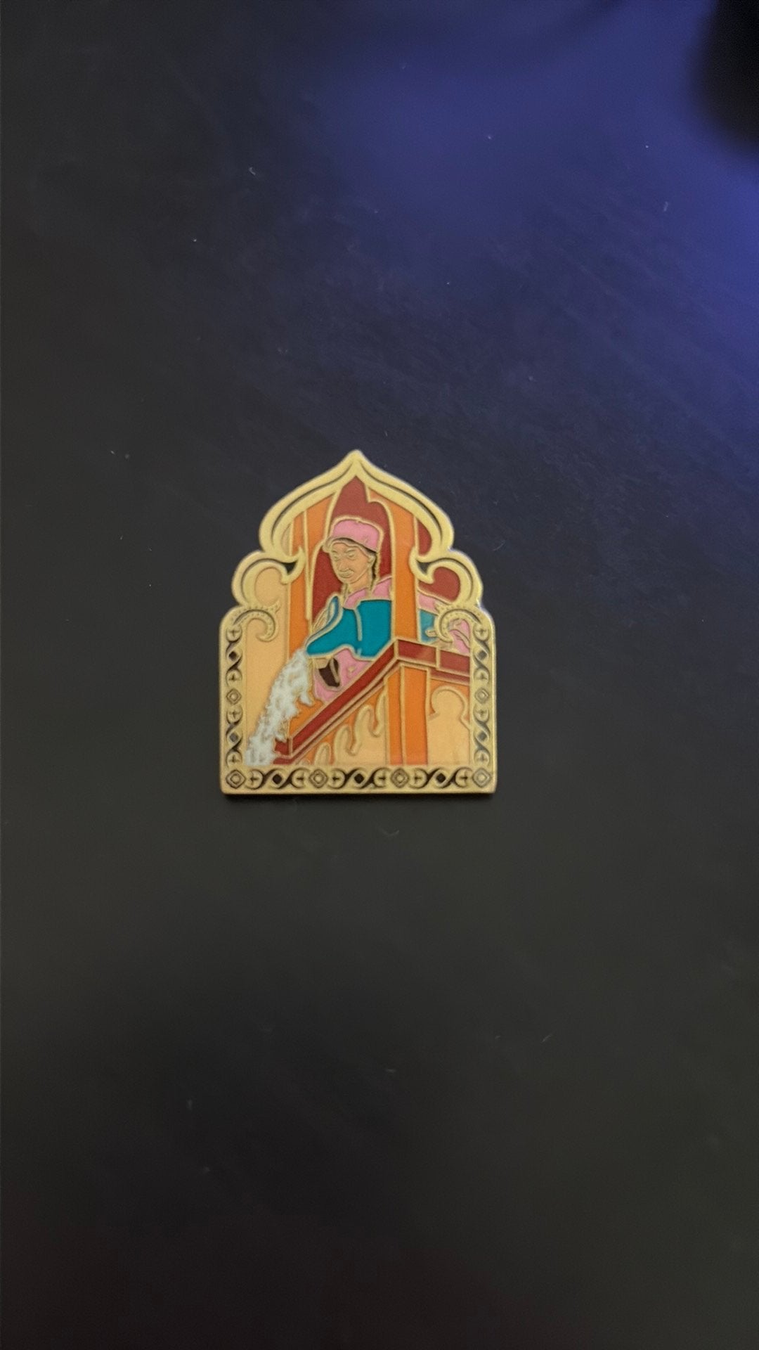 Efteling pin fata morgana vrouw met waterkan, Verzamelen, Ophalen of Verzenden, Zo goed als nieuw, Button of Speldje