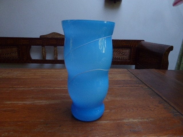 Vintage opaline vaas in blauw met witte lijnen, Antiek en Kunst, Ophalen of Verzenden