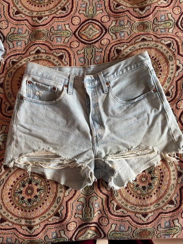 Korte broek Levi’s W30 lichtblauwe jeans, Ophalen of Verzenden, Zo goed als nieuw, Blauw, W30 - W32 (confectie 38/40)