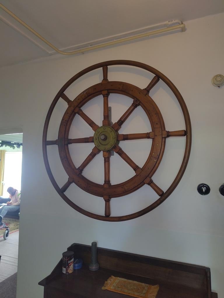 Antiek scheepswiel, Ophalen