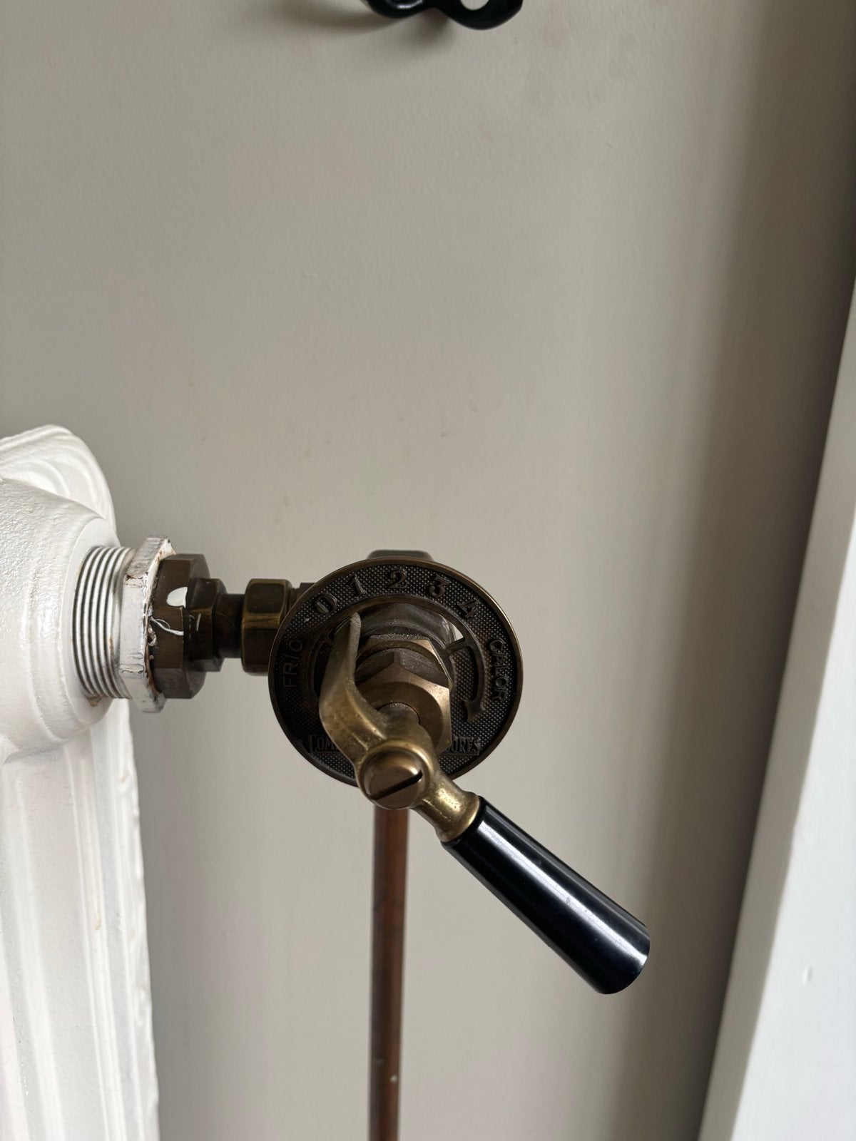 Antieke gietijzeren radiator met sierlijke details, Ophalen, Gebruikt, Radiator, 60 tot 150 cm