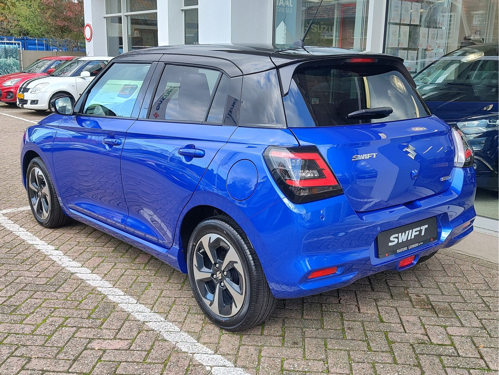 Suzuki Swift 1.2 STYLE SMART HYBRID AUTOMAAT Direct Leverbaa, Auto's, 12 maanden, Stof, Zwart, Swift