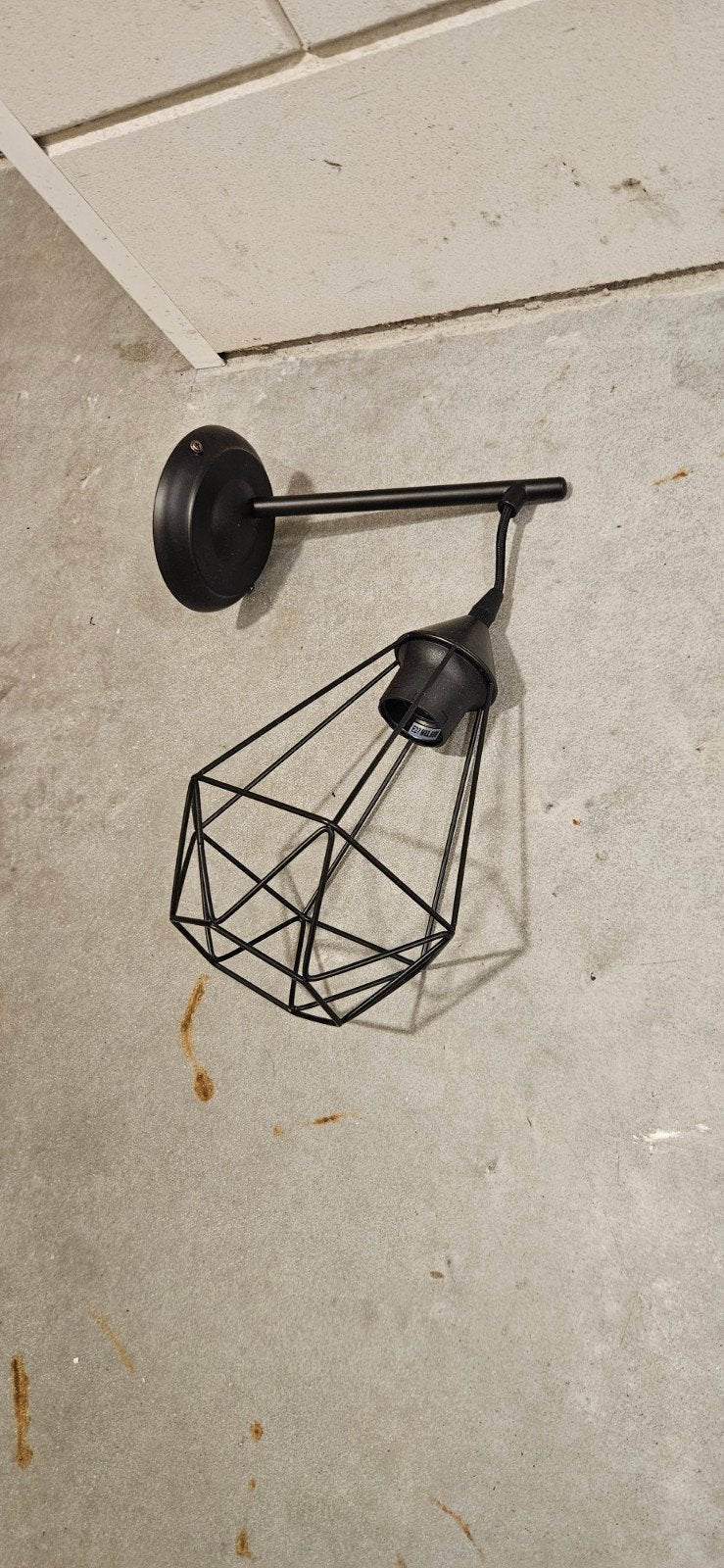 Zwarte wandlamp met geometrische kooi, industrieel design, Huis en Inrichting, Lampen | Wandlampen, Zo goed als nieuw, Metaal