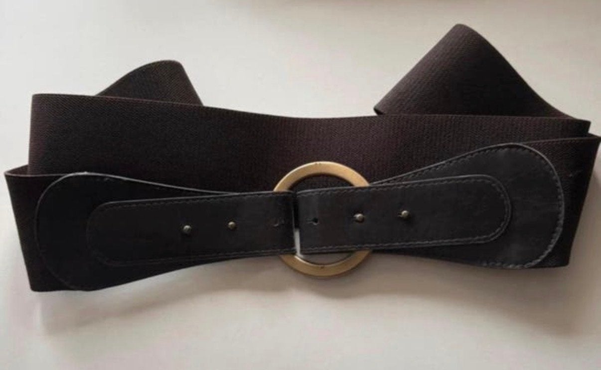 Donkerbruine elastische riem met koperen sluiting, Kleding | Dames, Riemen en Ceinturen, Tailleriem, Ophalen of Verzenden, Gedragen