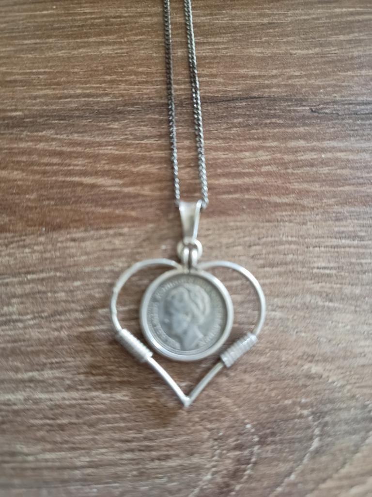 Zilveren ketting met hartvormige hanger en munt, Sieraden, Tassen en Uiterlijk, Kettingen, Met hanger, Gebruikt, Ophalen of Verzenden