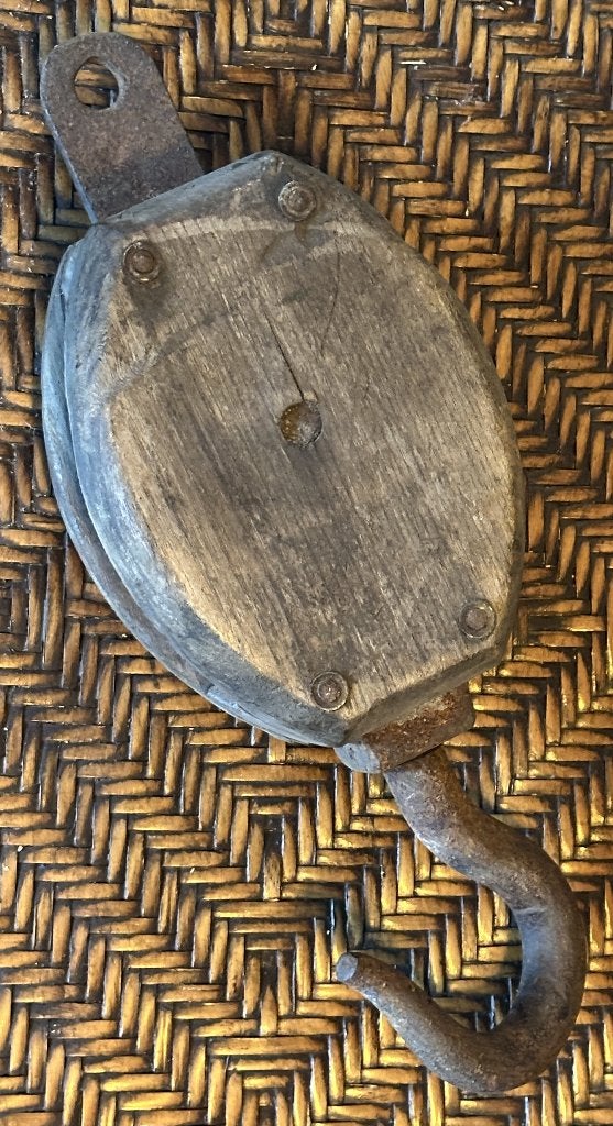antieke grote houten katrol, ook wel een blok genoemd, Ophalen