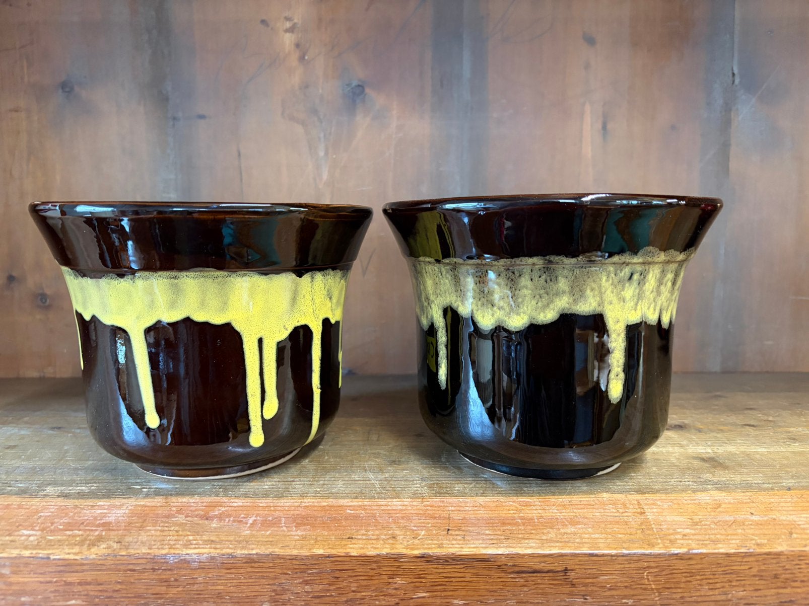 Set Vintage Donkerbruine potten met oker  gele lava, Antiek en Kunst, Ophalen of Verzenden