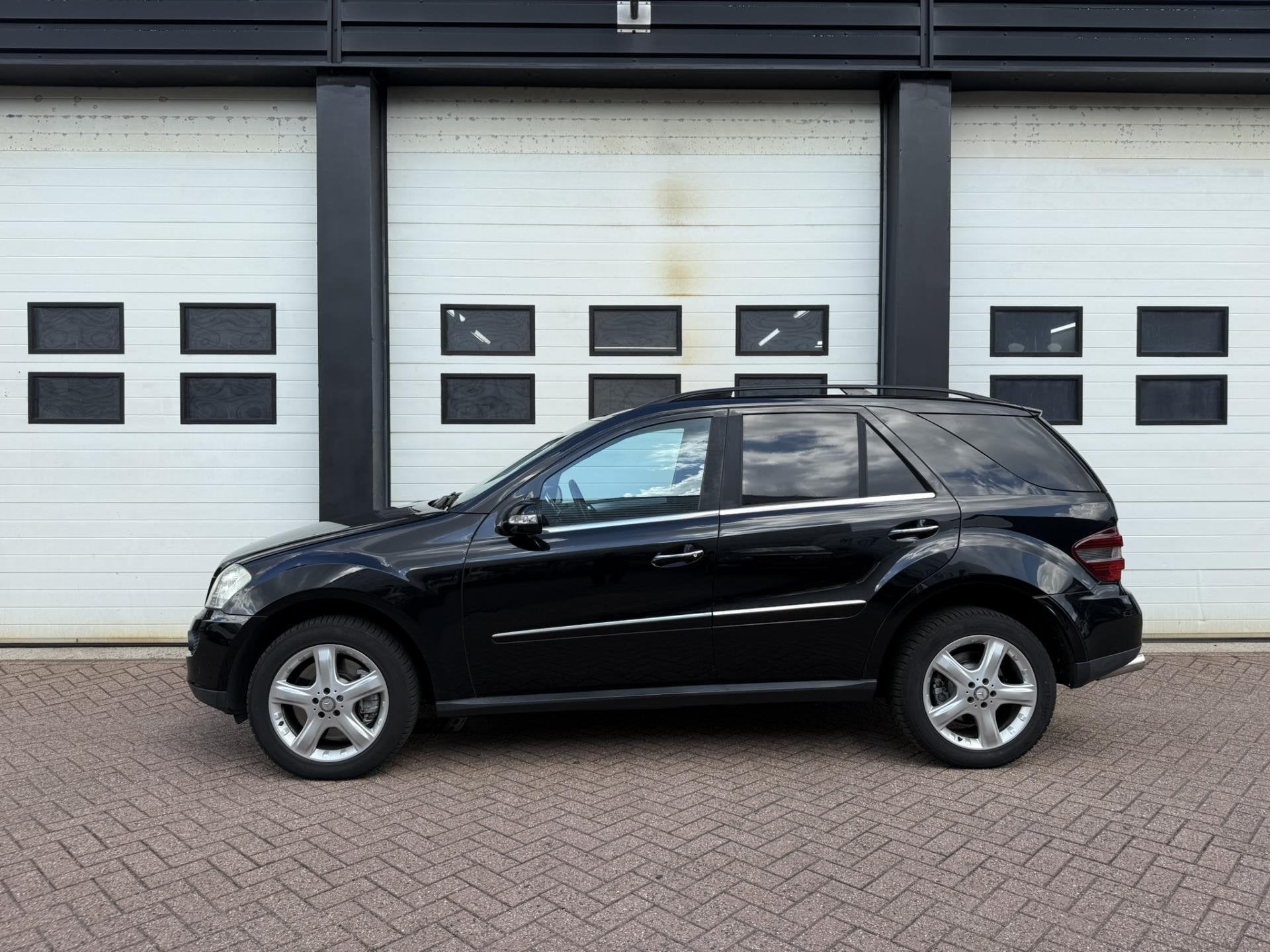 Mercedes-Benz ML 500 4MATIC Grijs Kenteken Complete Stoelen, Automaat, 5461 cc, Gebruikt, 8 cilinders