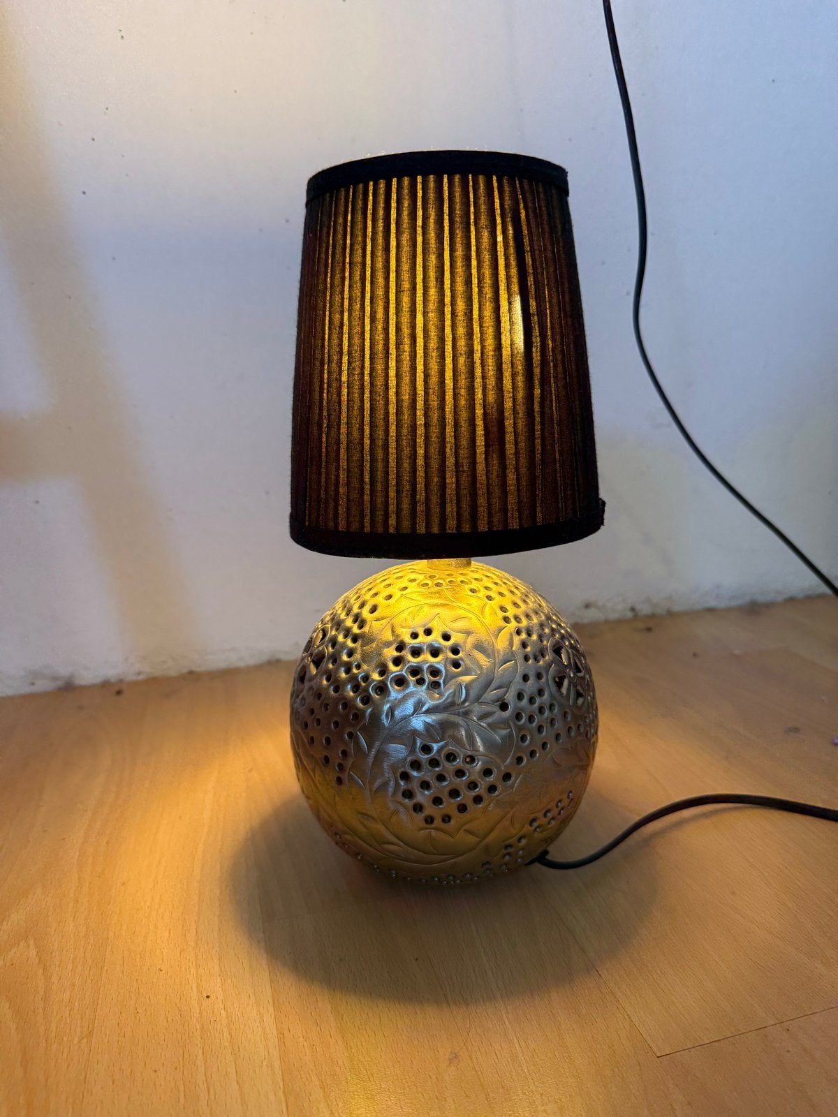 Oosterse Tafellamp met Gouden Filigraan Bol en Zwarte Kap, Ophalen, Met kap, Metaal, Vintage