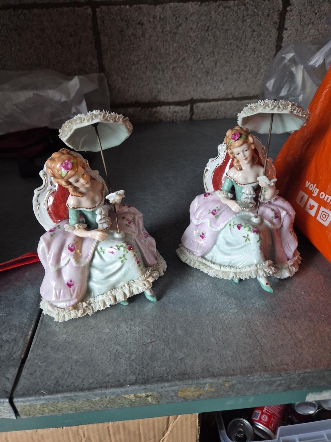 2 Porseleinen Beeldjes: Dame met Parasol, Handgeschilderd, Ophalen