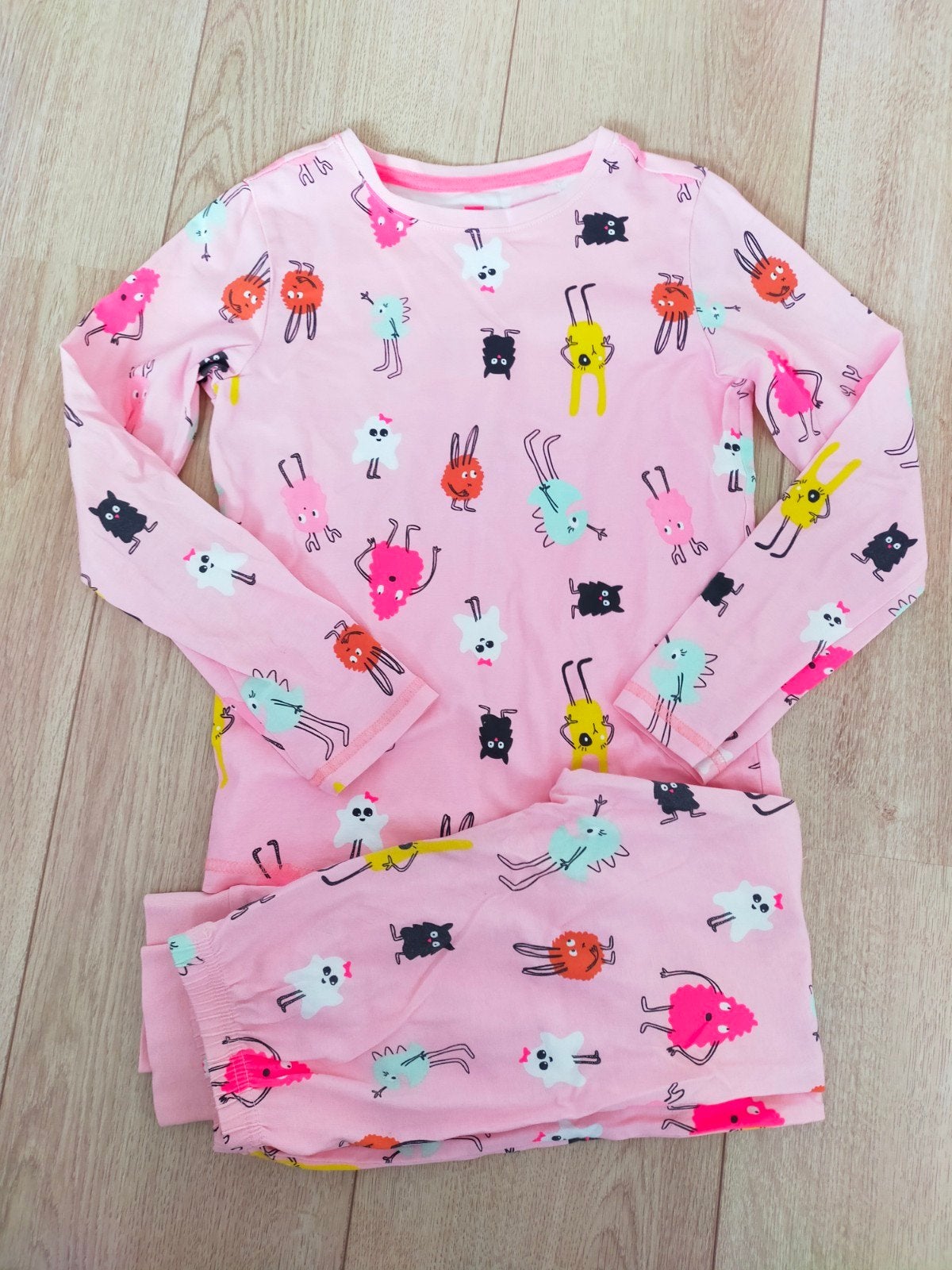 Zgan! Schattig roze monstertjes pyjama van Hema. Mt 122/128, Kinderen en Baby's, Kinderkleding | Maat 122, Nacht- of Onderkleding