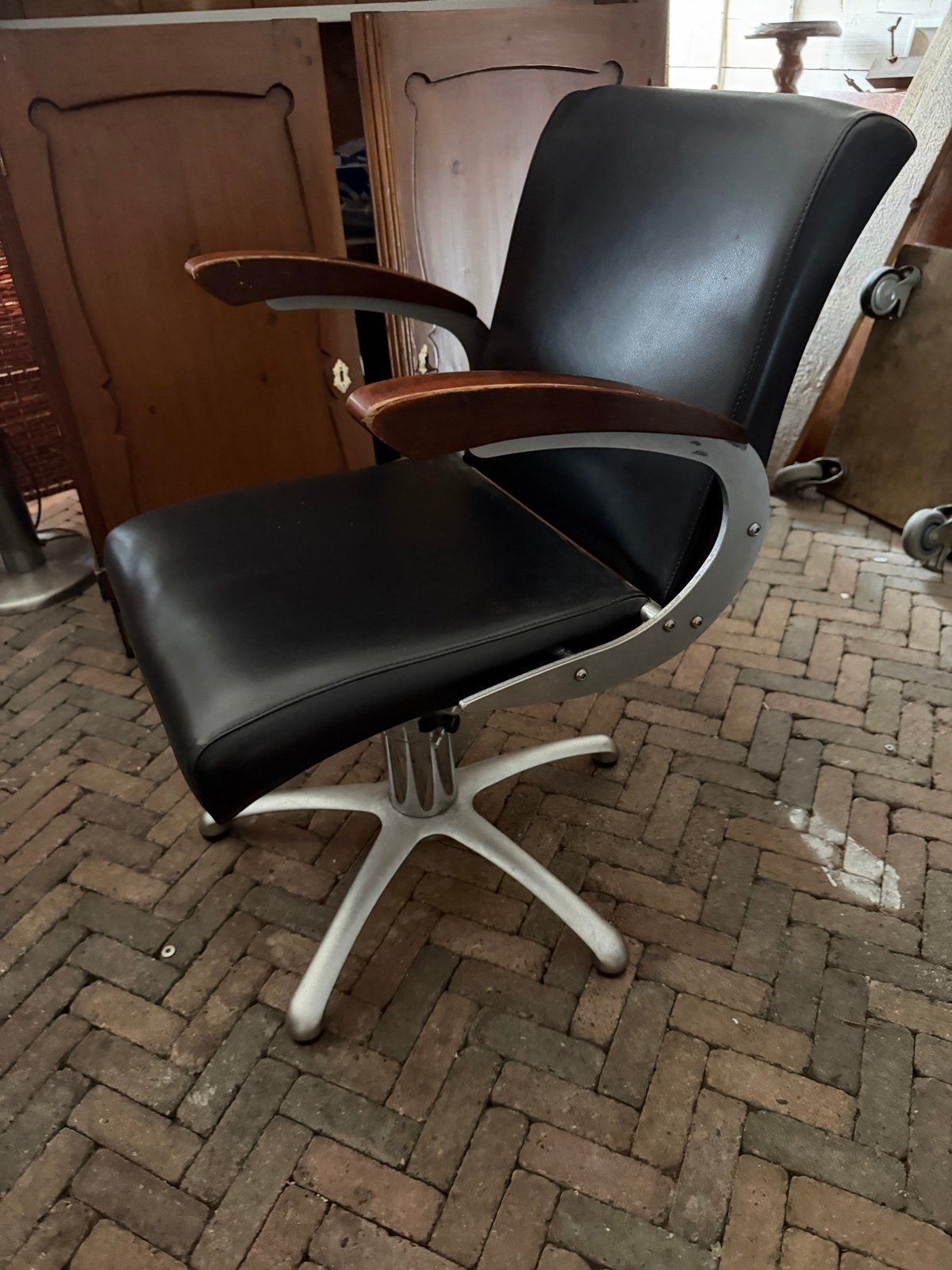 Vintage Kappersstoel - Zwart Leer met Houten Armleuningen, Gebruikt, Zwart, Leer, Ophalen of Verzenden