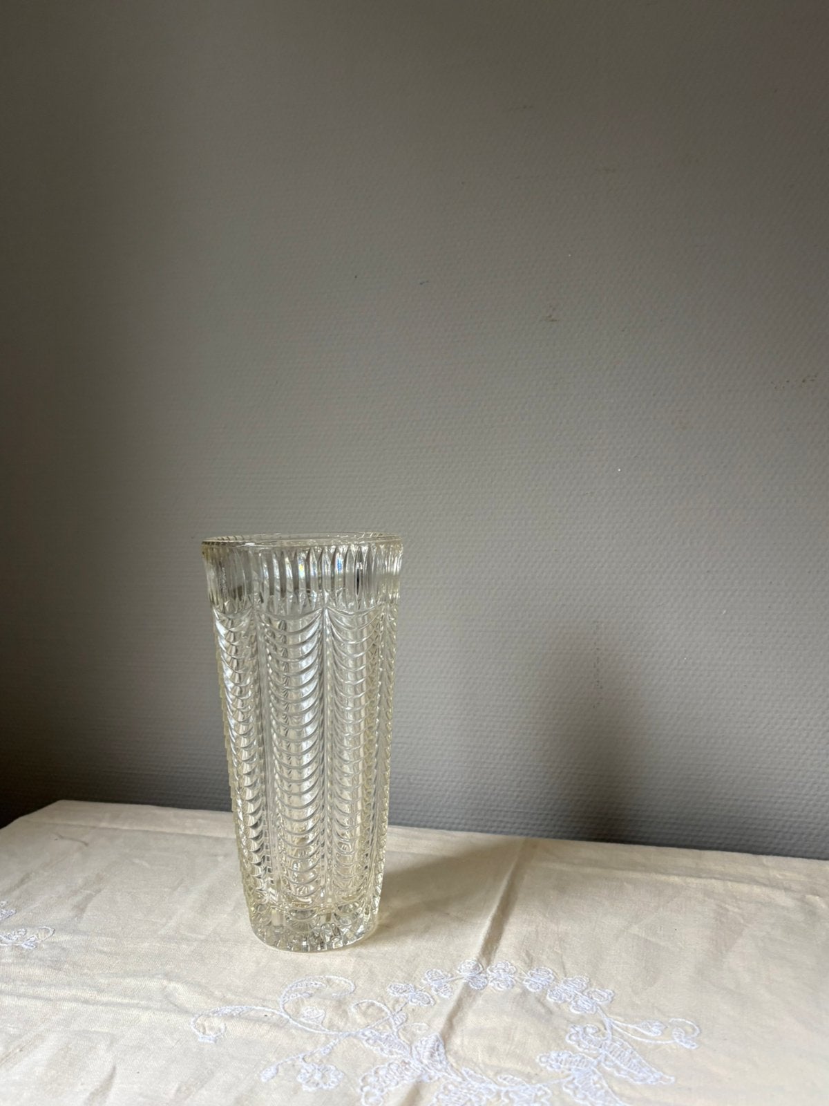 Vintage Italiaans gegoten glas vaas | jaren60, Transparant, 25 cm, Ophalen of Verzenden, Met patroon/structuur