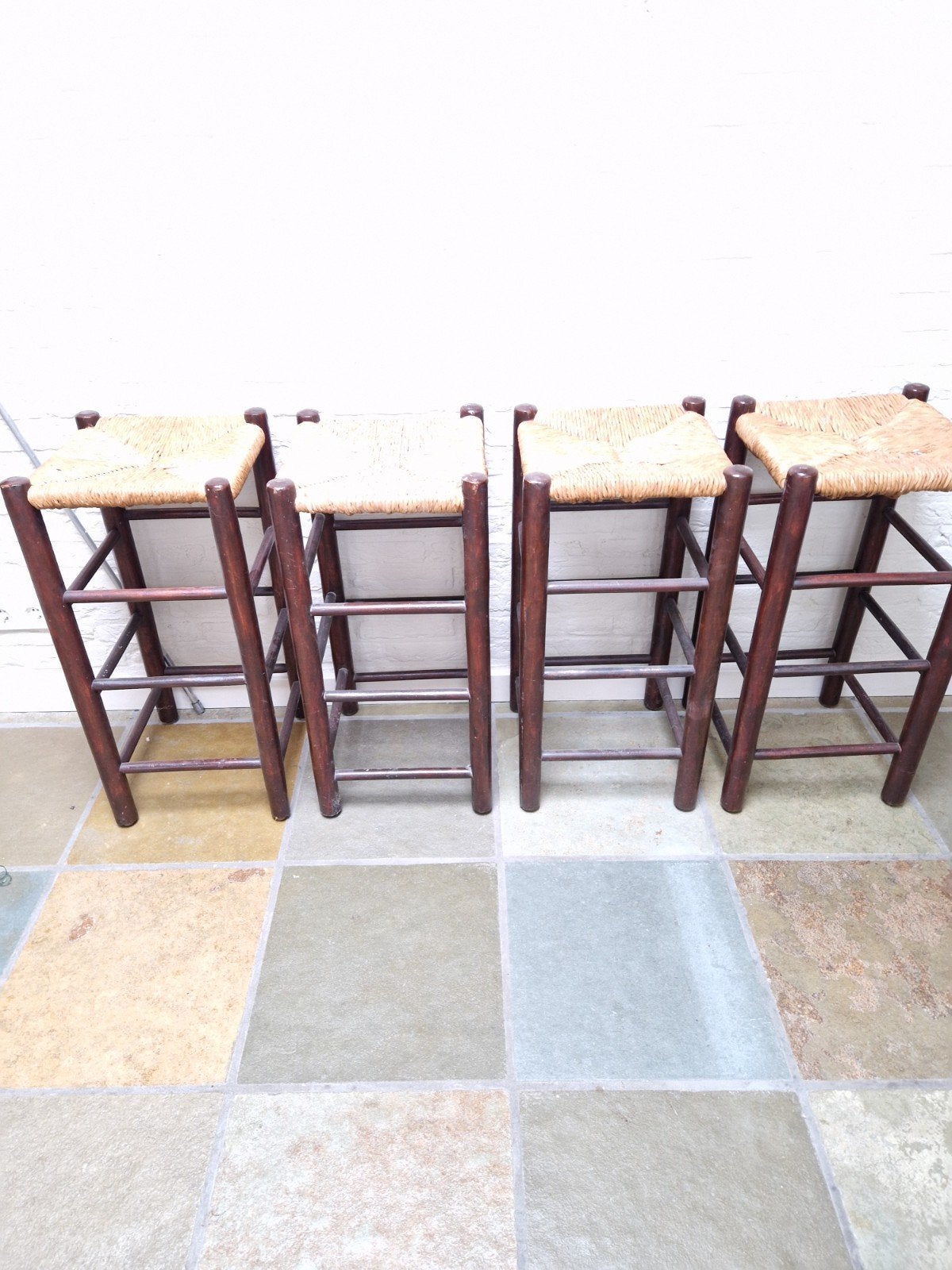 Set van 4 houten krukken met rieten zitting, Huis en Inrichting, Ophalen, Gebruikt, Hout