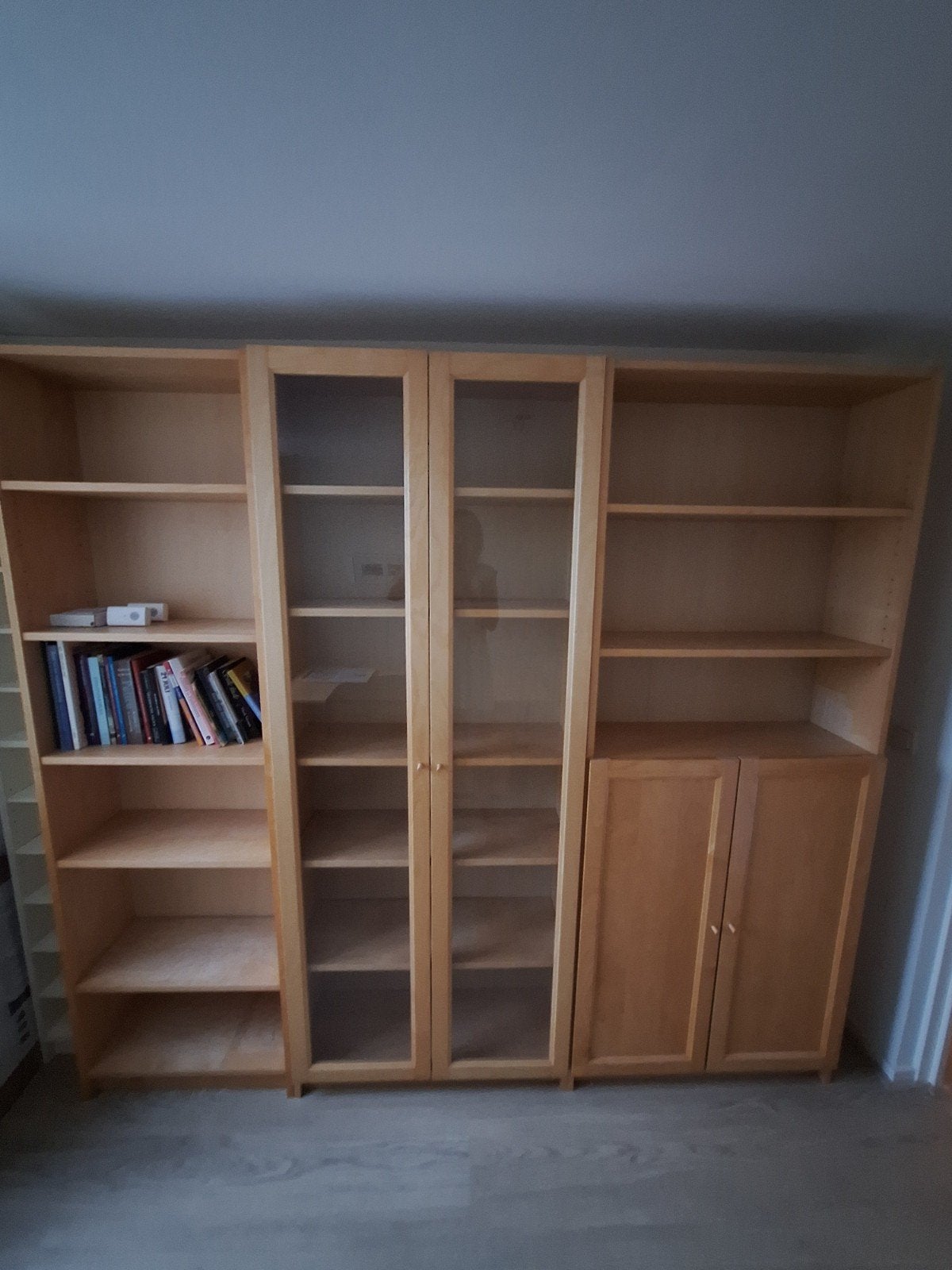 Grote Boekenkast met Glazen Deuren en Opbergruimte, Huis en Inrichting, Kasten | Boekenkasten, Modern, Functioneel, Ophalen of Verzenden