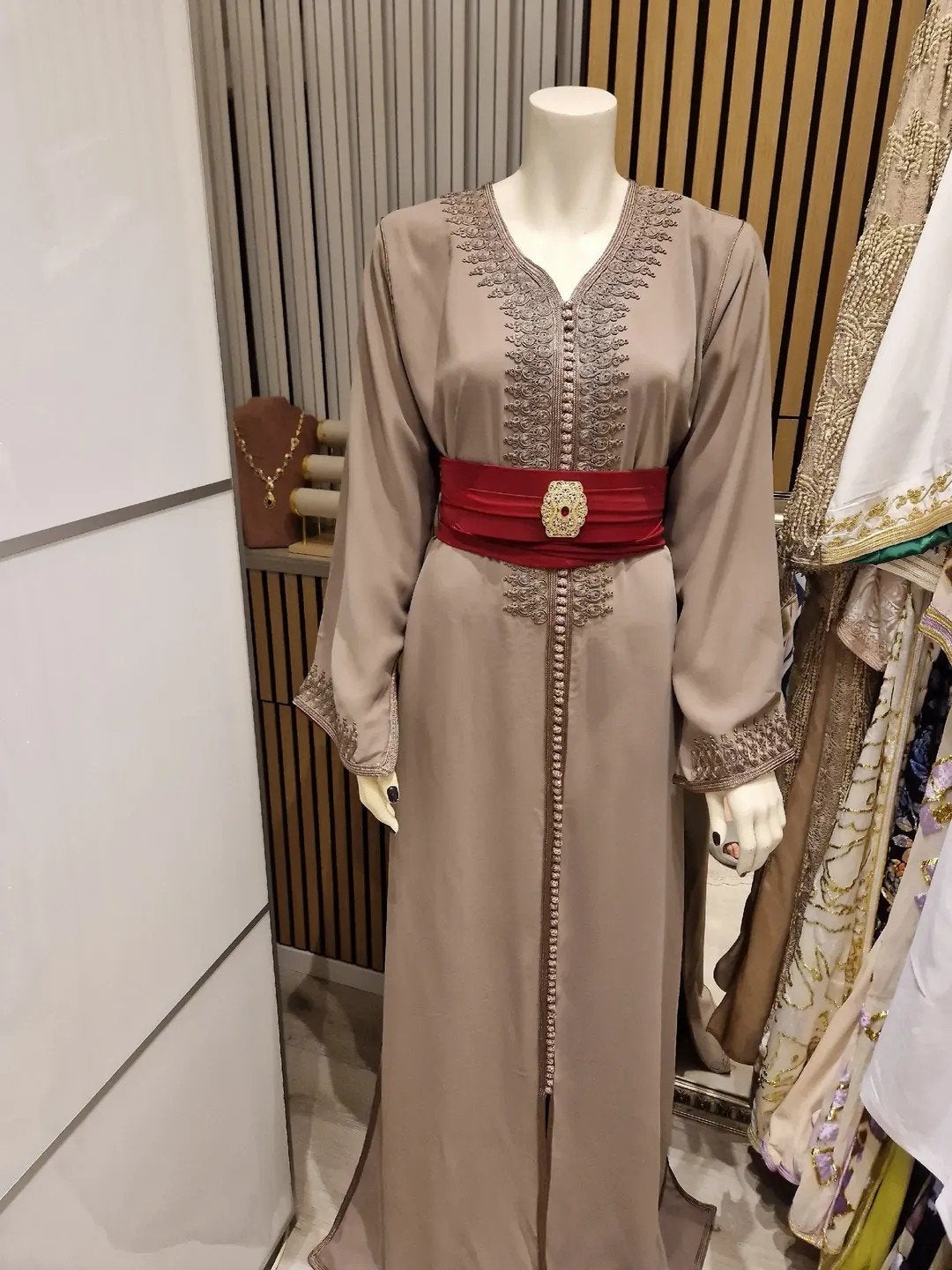 Elegante Marokkaanse Kaftan met Borduurwerk en Riem, Maat 38/40 (M), Bruin, Nieuw, Ophalen of Verzenden