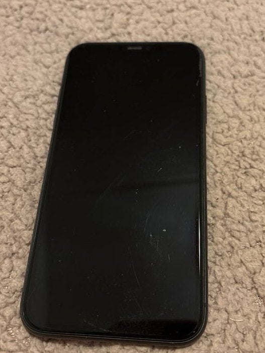 iPhone 11 - Gebruikt met scheur, Gebruikt, Zwart, 64 GB, 84 %