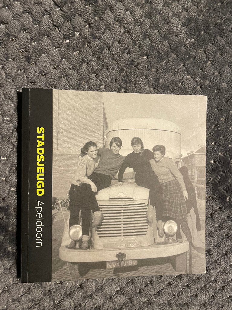 Boek -Stadsjeugd Apeldoorn, Ophalen of Verzenden, 20e eeuw of later, Gelezen