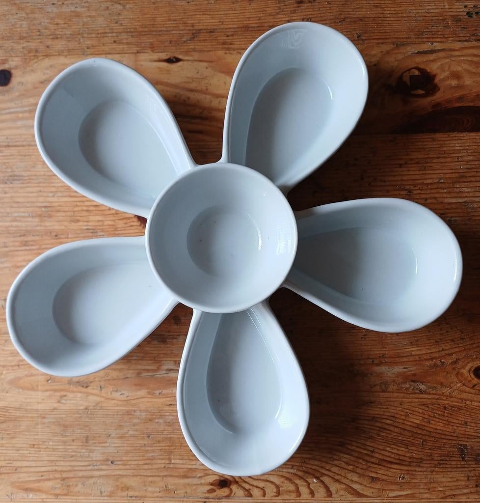 Bloemvormig snack schaaltje met los middenbakje., Nieuw, Ophalen of Verzenden, Schaal of Schalen, Overige stijlen