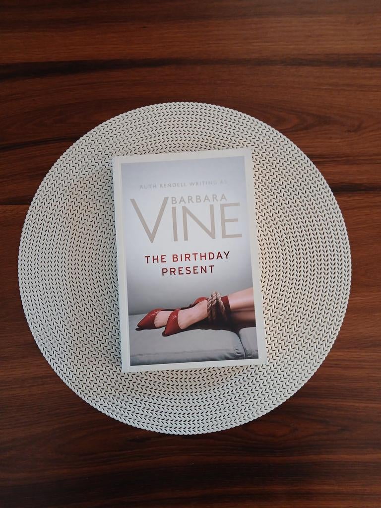 Barbara Vine (Ruth Rendell)- The Birthday Present, Boeken, Romans, Europa overig, Ophalen of Verzenden