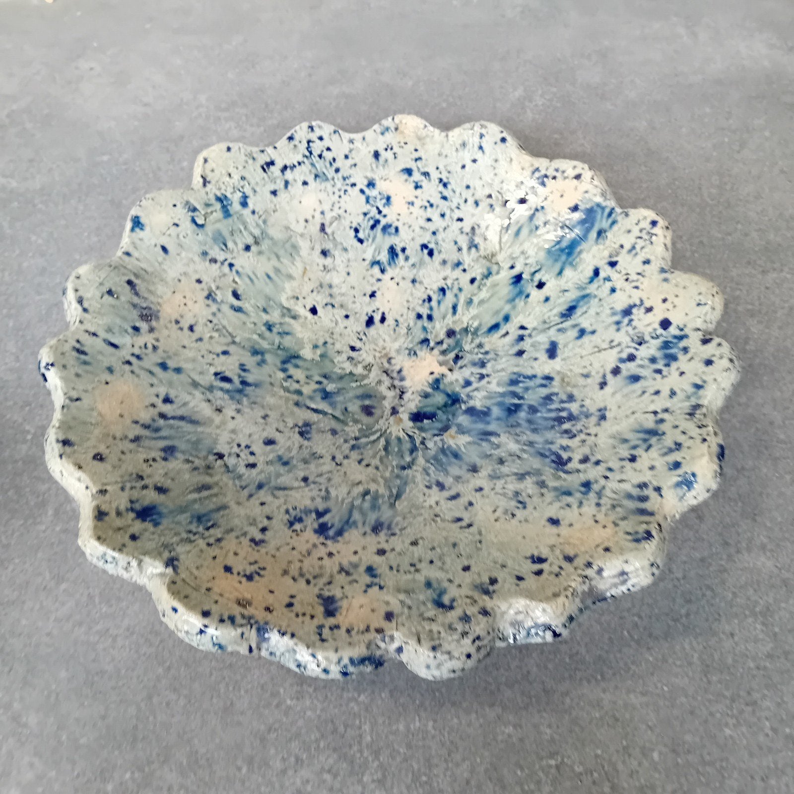 Decoratieve schaal met blauwe spikkels, Antiek en Kunst, Verzenden