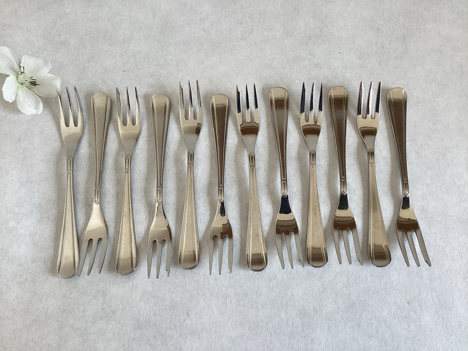 12 Vintage zilverkleurige gebaksvorkjes G Sola Z model 640, Antiek en Kunst, Ophalen of Verzenden