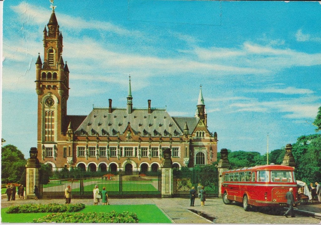 Den Haag , Vredespaleis met Fraaie oude bus, Ophalen of Verzenden, 1960 tot 1980, Zuid-Holland