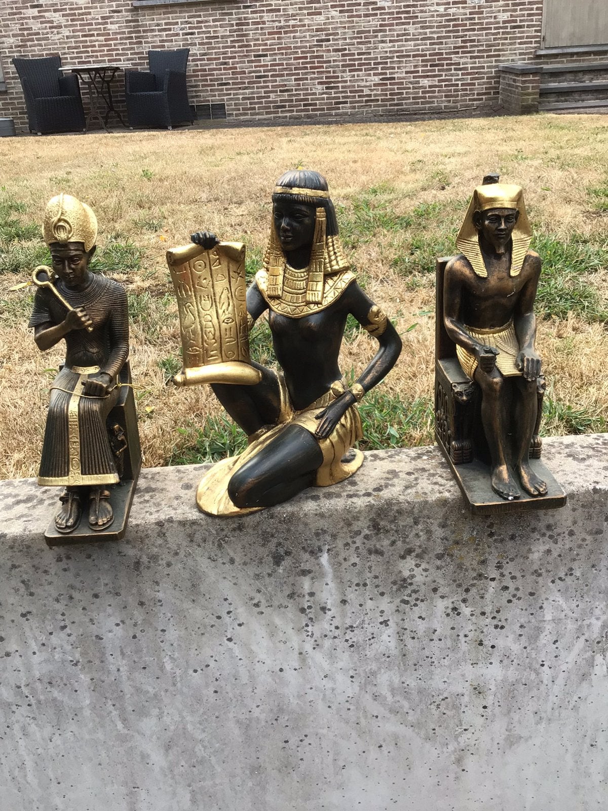Drie beelden Egypte, Ophalen