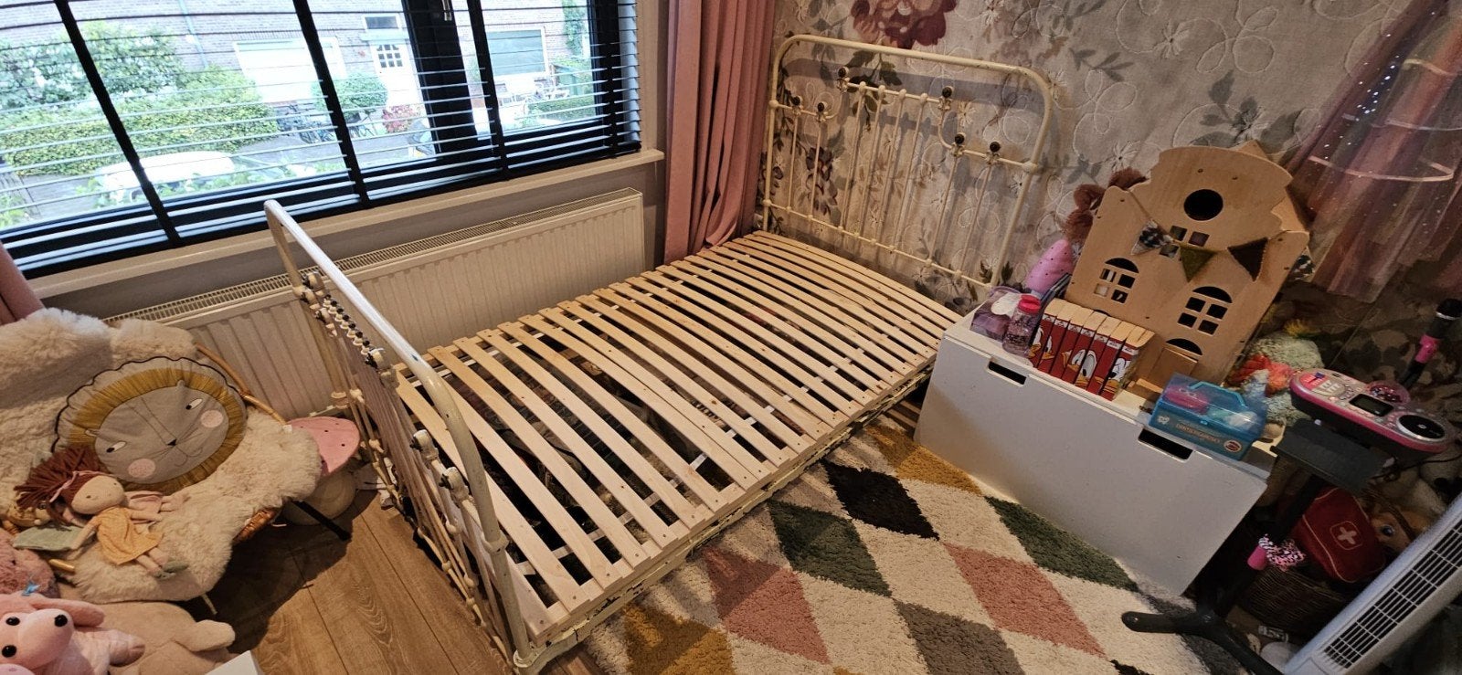 Antiek smeedijzeren bed 120x190 cm (excl. lattenbodem), Ophalen