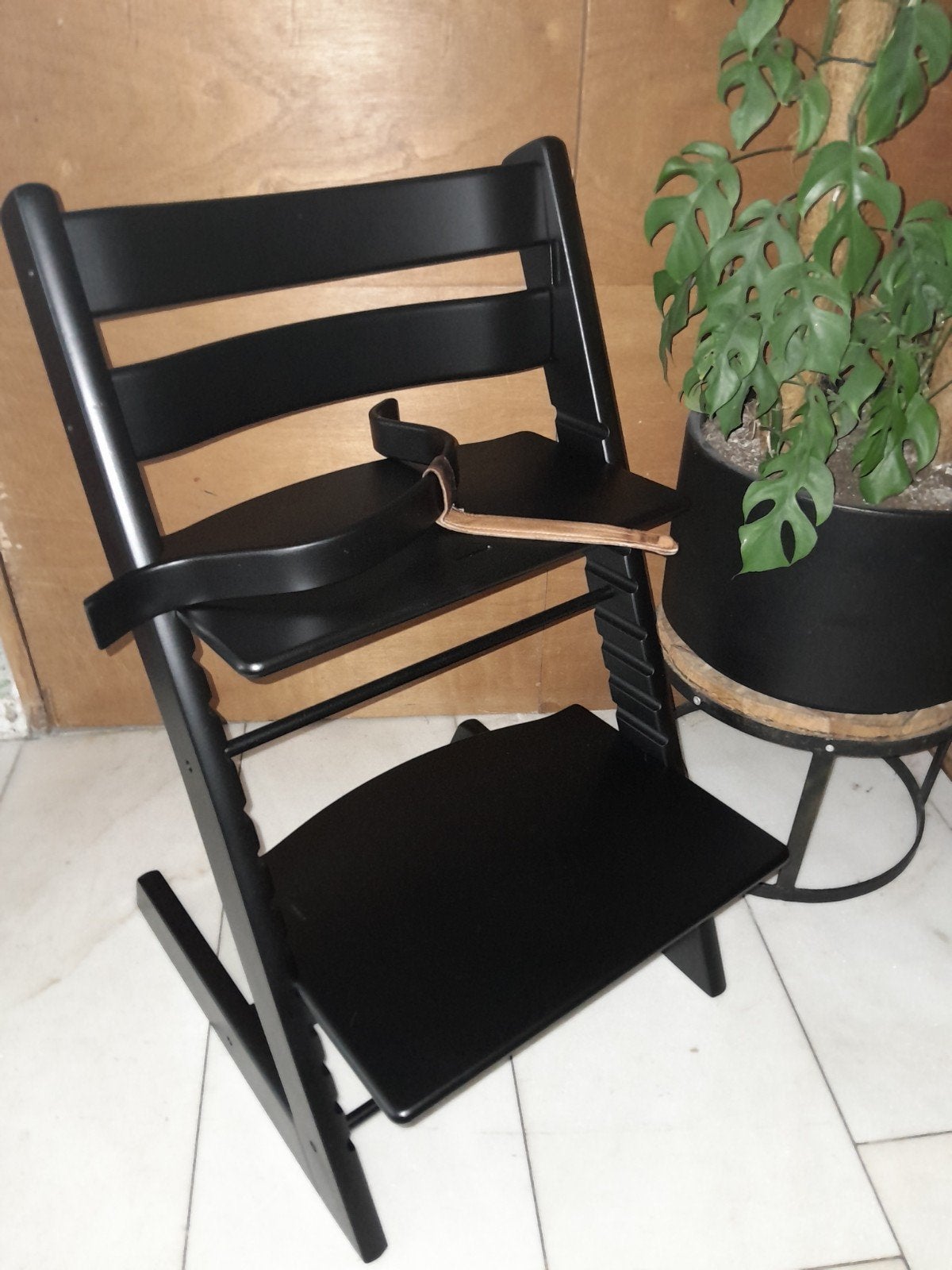 Opgeknapte Stokke Tripp Trapp matzwart met beugel en leertje, Ophalen, Gebruikt, Meegroeistoel, Stoelverkleiner