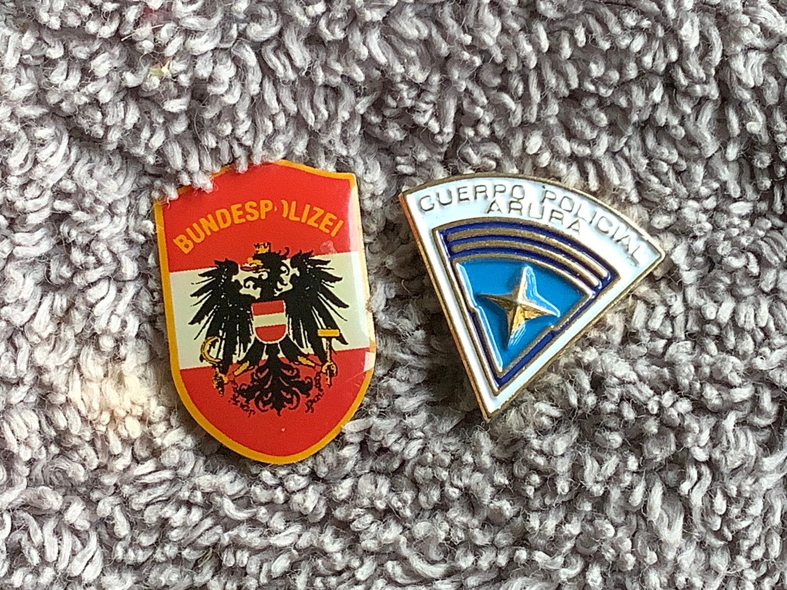 2x button politie Oostenrijk Aruba, Verzamelen, Ophalen of Verzenden, Gebruikt, Overige onderwerpen, Button