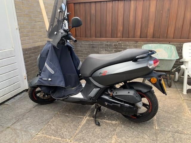 PEUGEOT KISBEE RS 2019, Fietsen en Brommers, Scooters | Peugeot, Ophalen, Overige modellen, Maximaal 45 km/u, Zo goed als nieuw