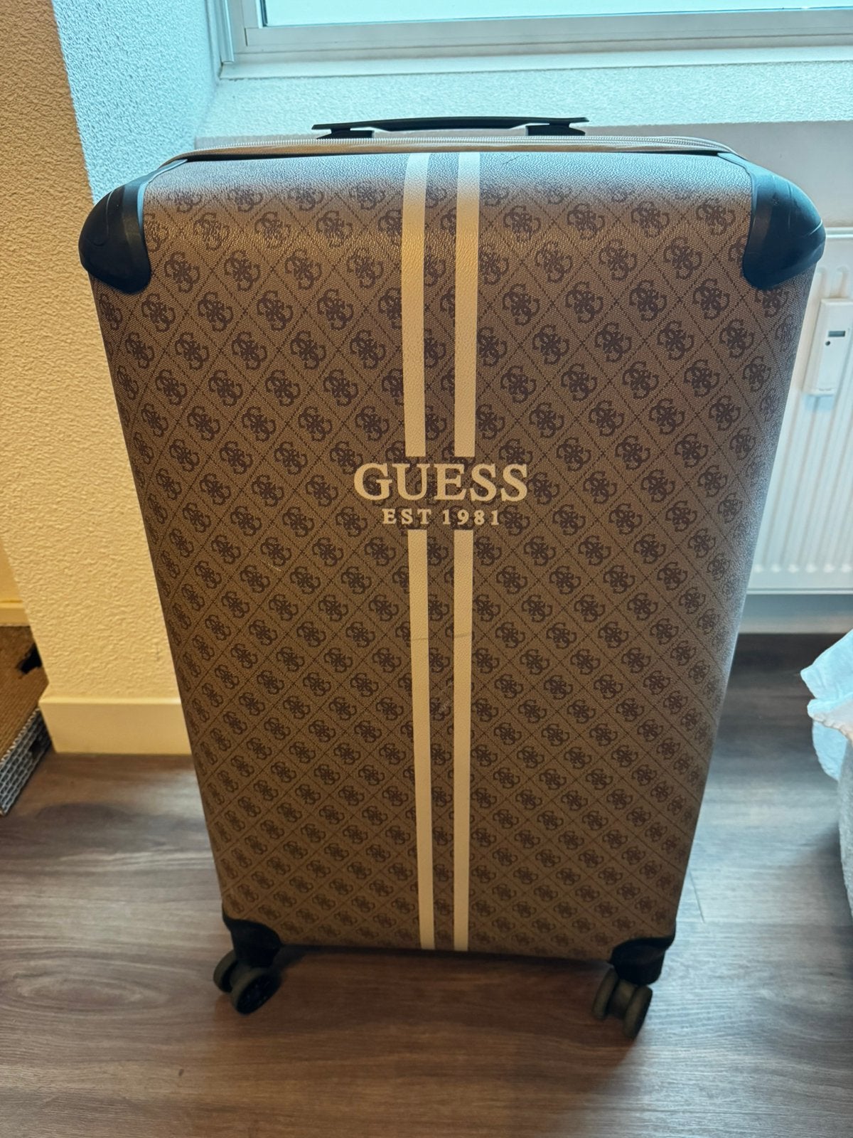 Grote koffer GUESS, Ophalen, Hard kunststof, 45 tot 55 cm, Slot